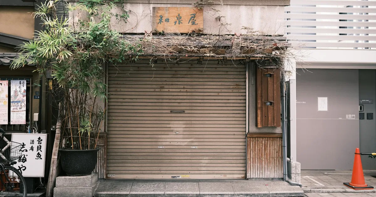 Entretien rideau métallique : checklist & fréquences 2026