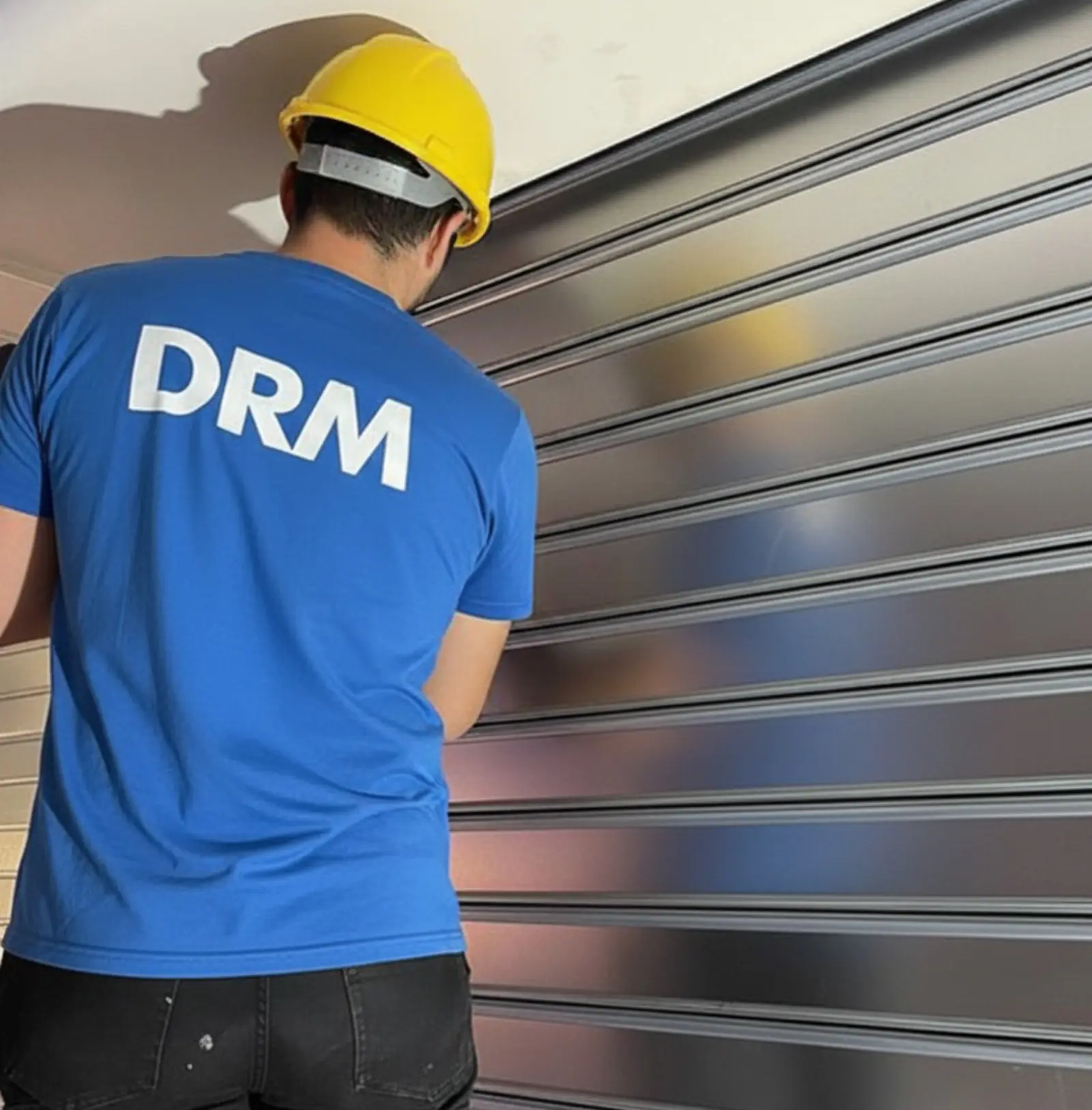 Comment debloquer un rideau metallique soi-meme ? Quand appeler un professionnel ? - DRM Paris 2